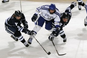 球队在训练营中通过技术分解提高球员表现，球队怎么训练