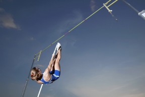 智能穿戴设备助力运动员实时监控身体状态，运动员戴的智能手表